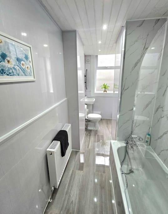 גלאזגו Spacious Haven With Free Parking מראה חיצוני תמונה