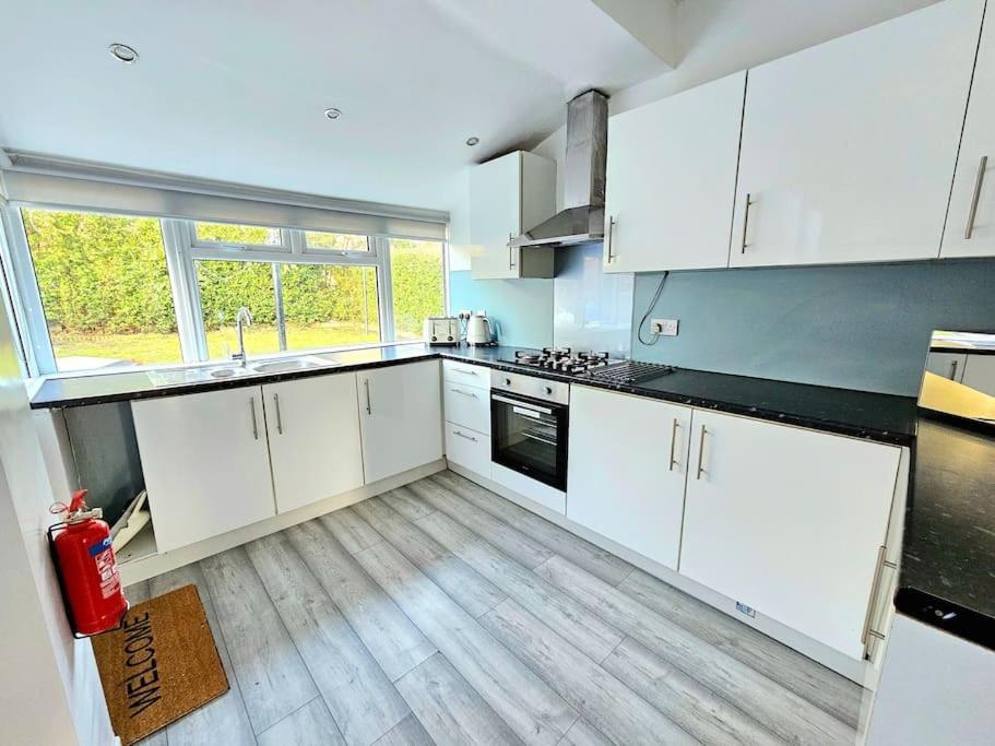 גלאזגו Spacious Haven With Free Parking מראה חיצוני תמונה