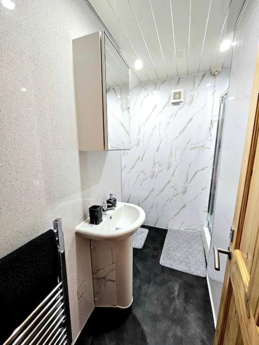 גלאזגו Spacious Haven With Free Parking מראה חיצוני תמונה